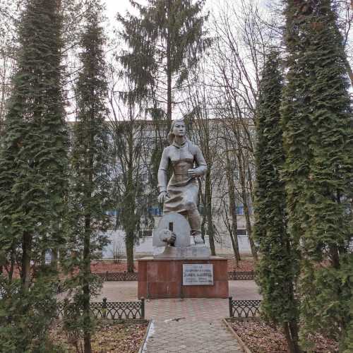 Памятник Маншук Маметовой, Россия