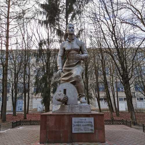 Памятник Маншук Маметовой photo