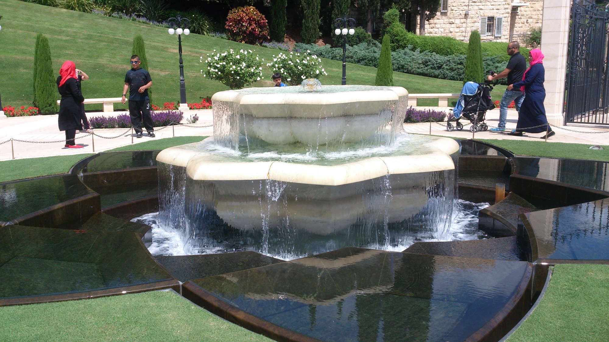 фонтан во дворе Бахайского храма