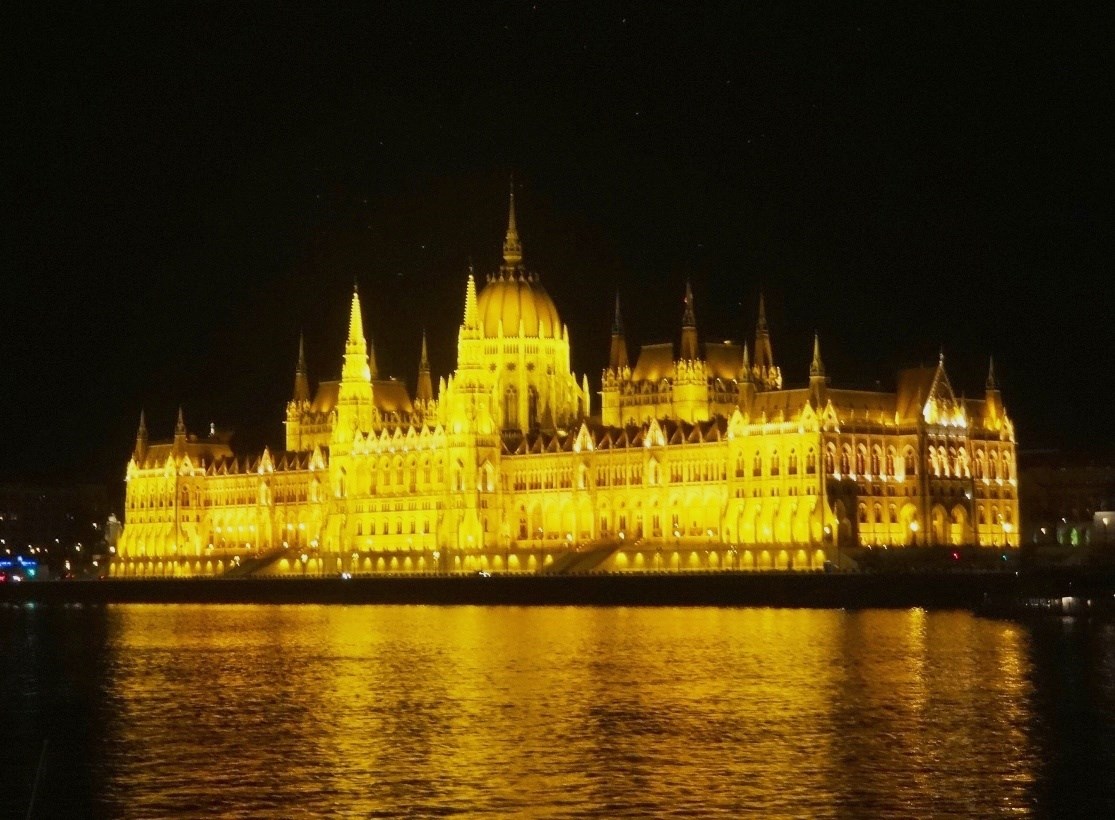 Парламент ночью