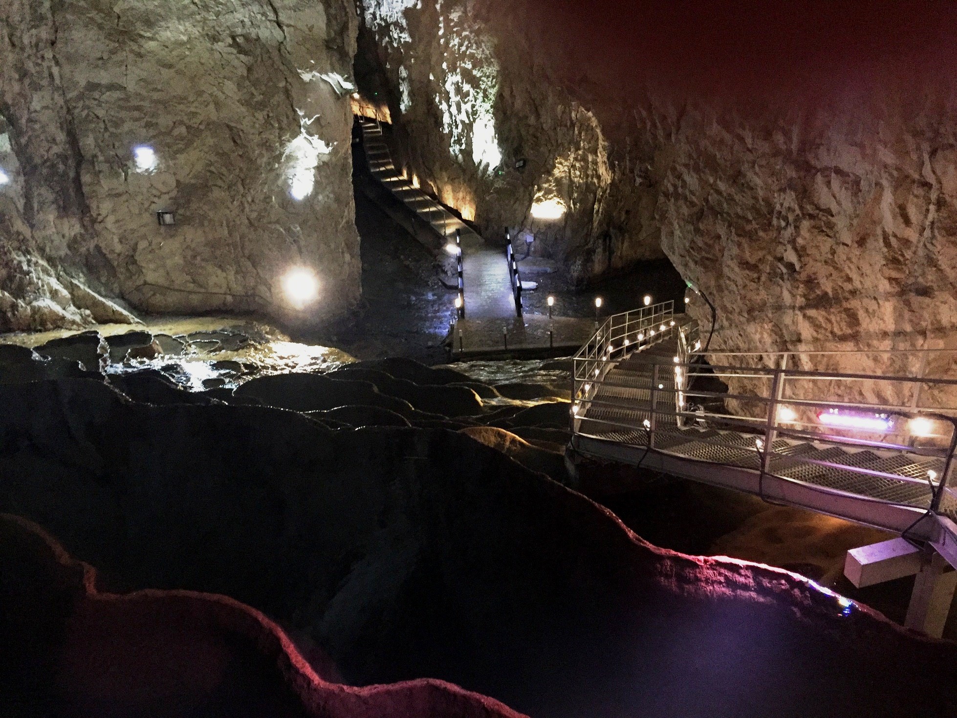 Уникальная пещера Стопича с подземной рекой, водопадом и каскадом наполненных водой травертин. Недалеко от Златибора