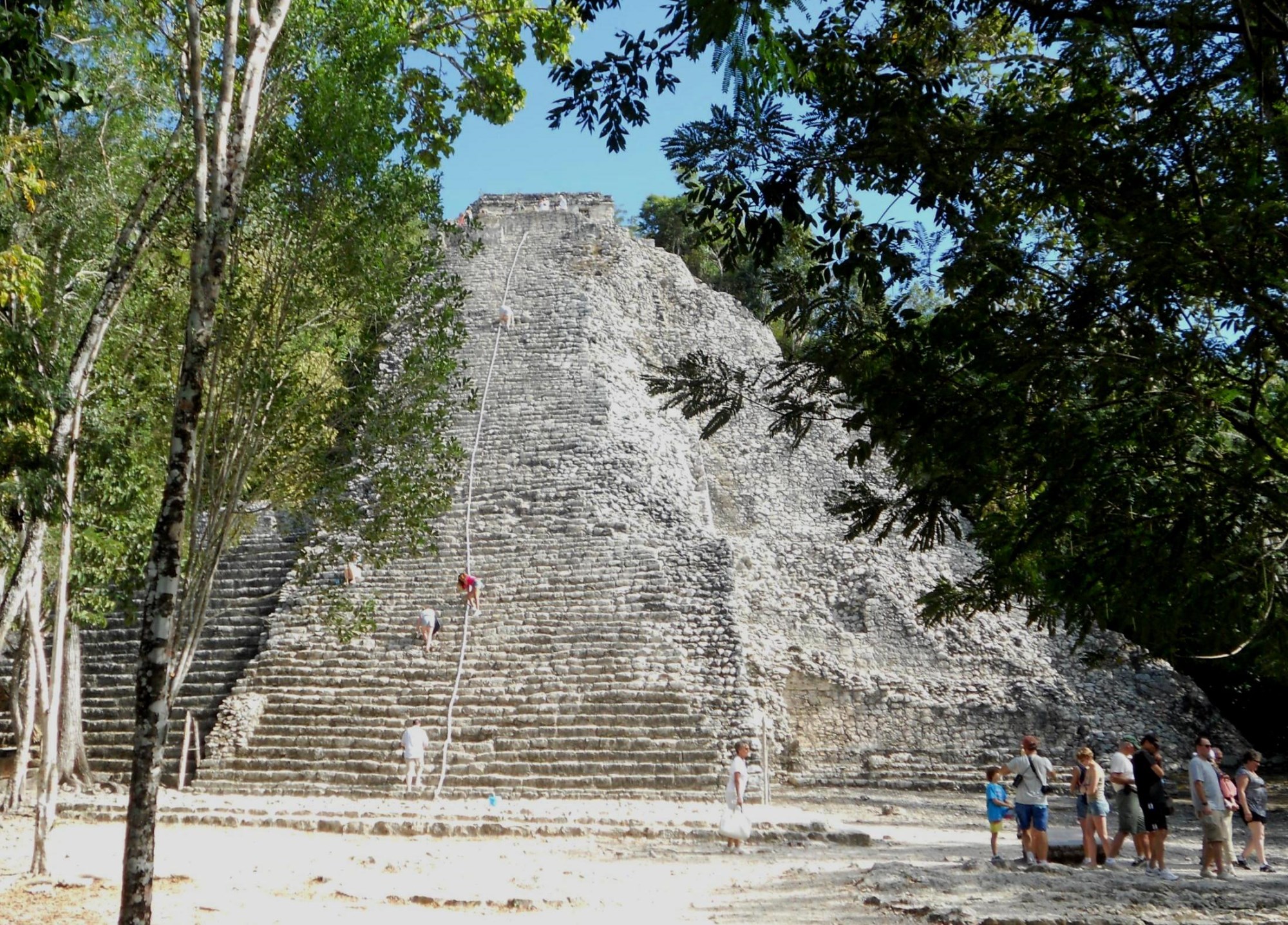 Пирамида в Коба не такая известная как в Чичен-Итце, зато считается самой экстремальной в мире