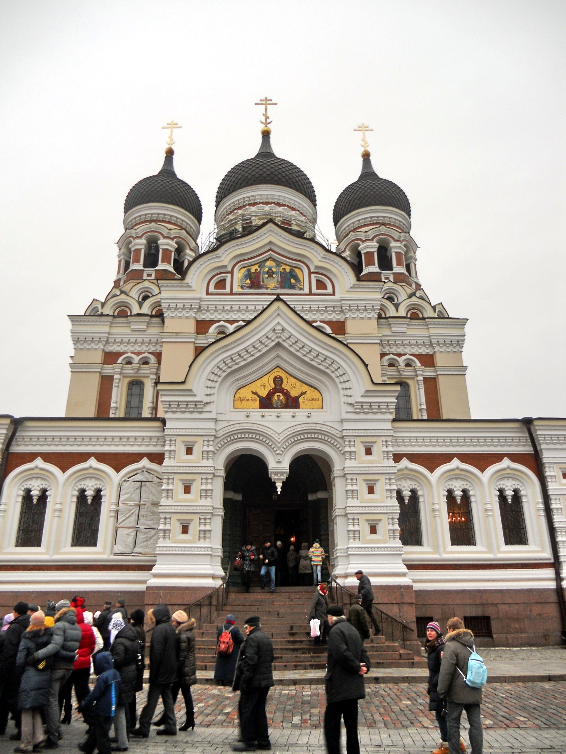 Православный храм прямо напротив парламента!<br/>
Как бы им хотелось его снести — но нельзя, европейская толерантность не позволяет.