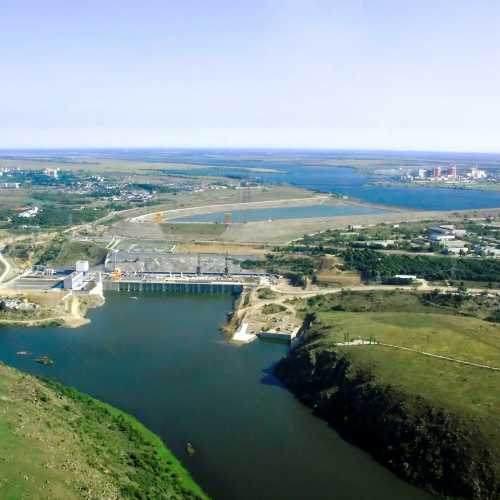 Южно-Украинский энергокомплекс. На переднем плане Ташлыкская ГАЭС, на заднем справа — Южно-Украинская АЭС