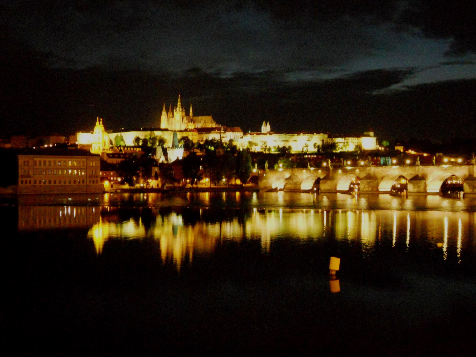 Вид на Пражский Град и Карлов мост ночью