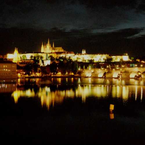 Вид на Пражский Град и Карлов мост ночью