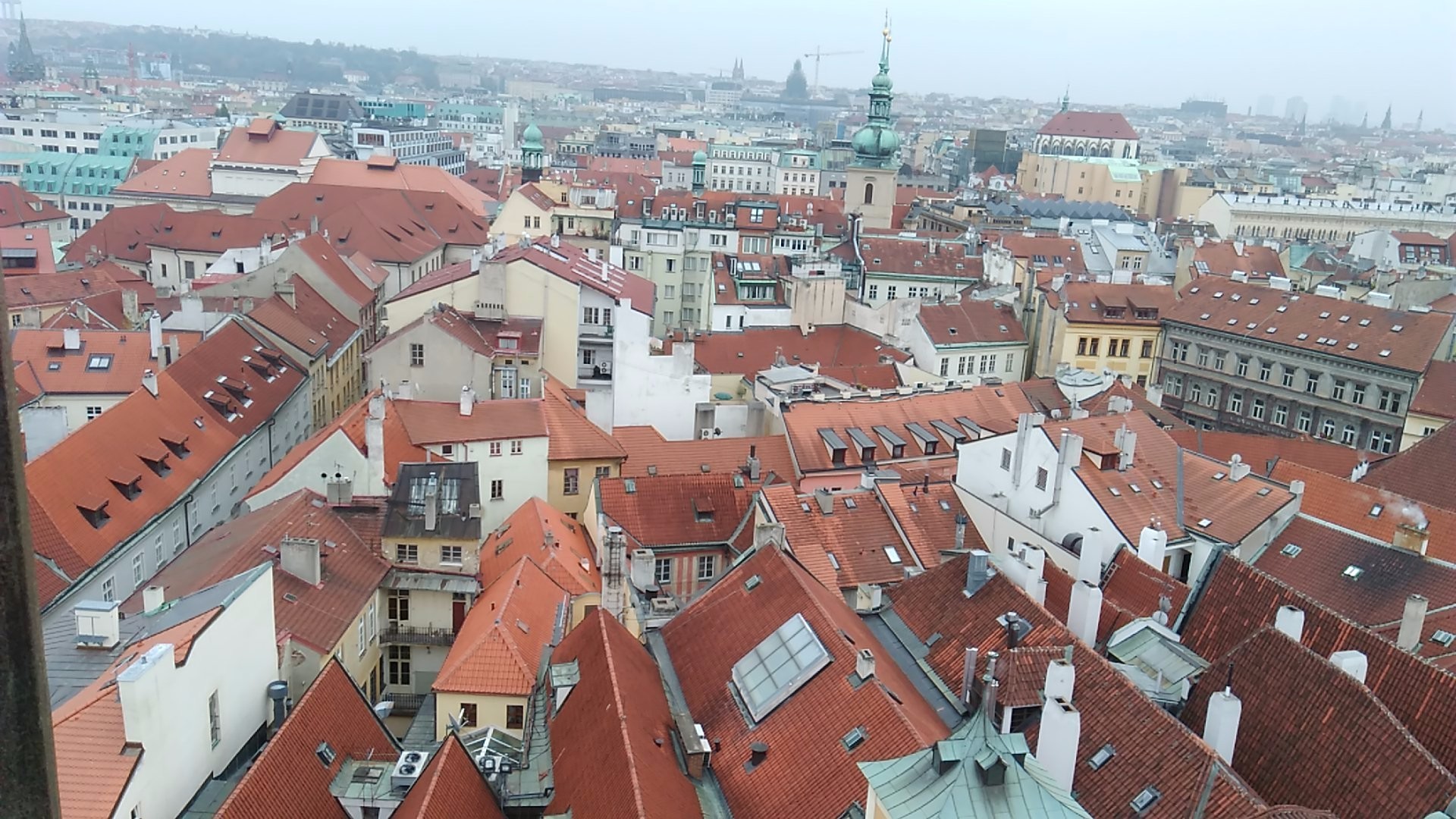 Вид на центр Праги с башни ратуши.
