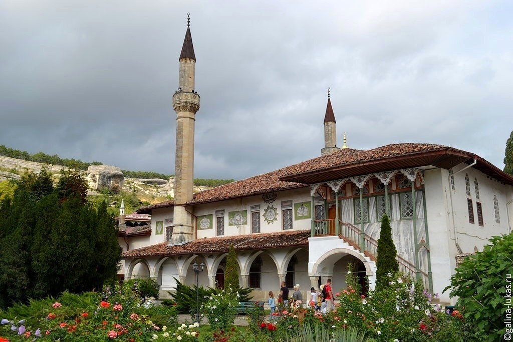 Нет бахчисарая. Мечеть Бахчисарай. Мечеть Бахчисарай Крым. Ханский дворец большая мечеть. Биюк Хан Джами Бахчисарай.