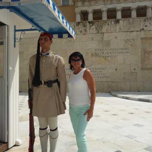 Почётный караул у могилы неизвестному солдату на площади здания парламента в Афинах.