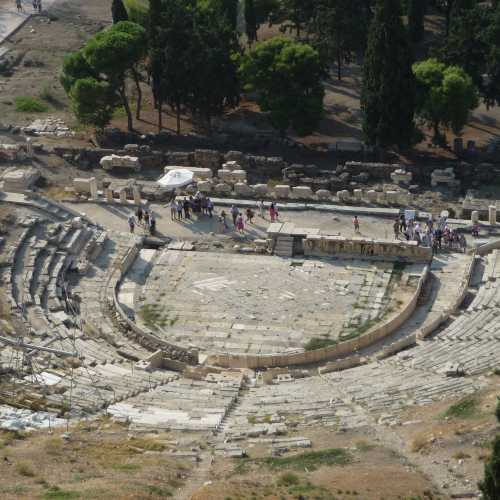 Театр Диониса на склонах Акрополя.