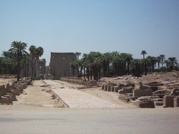 старая дорога от к храма к Нилу