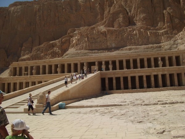 храм Хатшепсуд в долине мертвых