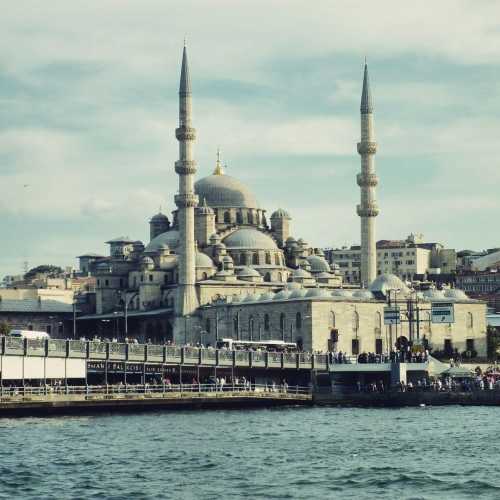 Блакитна мечеть — перша за розміром і одна з найкрасивіших мечетей Стамбула. Мечеть нараховує шість мінаретів: чотири, як зазвичай, по боках, а два трохи менш високих — на зовнішніх кутах. Вона вважається одним з найвидатніших шедеврів ісламської та світової архітектури. Мечеть розташована на березі Мармурового моря в історичному центрі Стамбула в районі Султанахмет навпроти мечеті Ая-Софья. Мечеть є одним з символів міста.