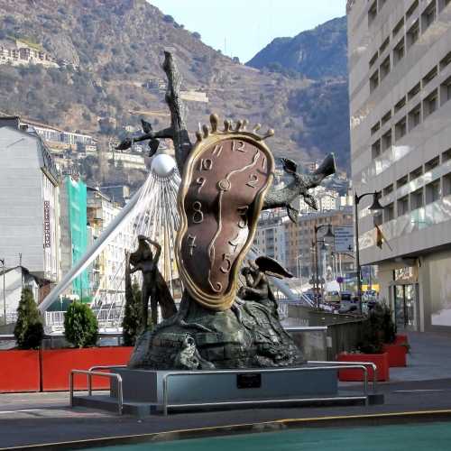 Пятиметровая скульптура Сальвадора Дали установлена в столице Андорры на одной из центральных площадей. Она называется «Благородство времени» и изображает плавящиеся часы. 