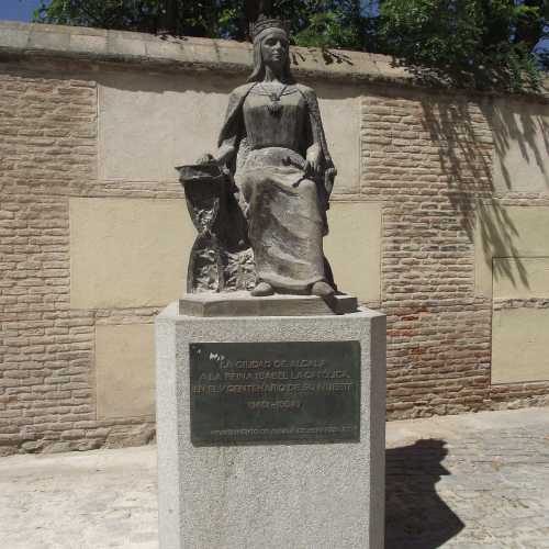 Алькала-де-Энарес. Памятник королеве Изабелле. (31.07.2018)