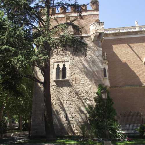 Алькала-де-Энарес. Одна из башен архиепископского дворца. (31.07.2018)