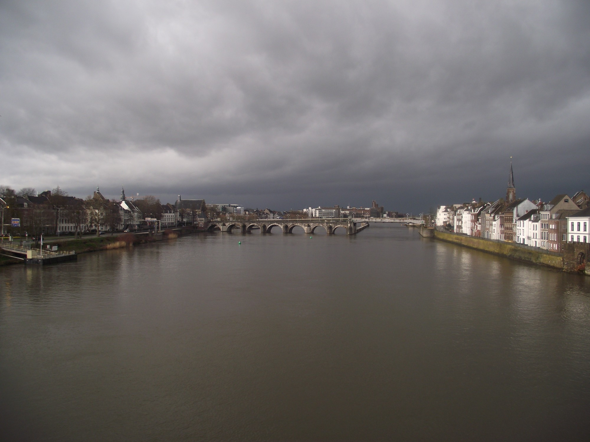 Маастрихт. Вид с моста Хоге Бруг. (13.03.2019)