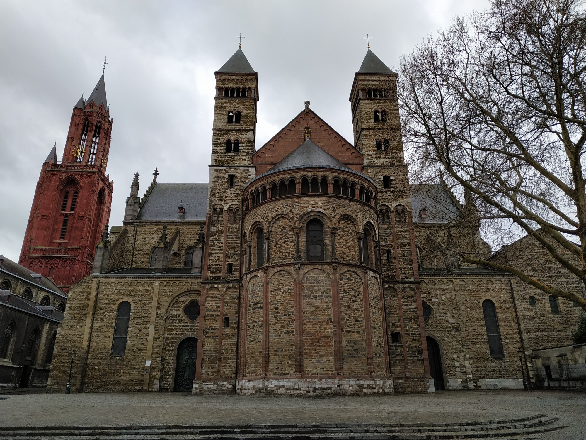 Маастрихт. Задняя часть Базилики Святого Серватия. (13.03.2019)