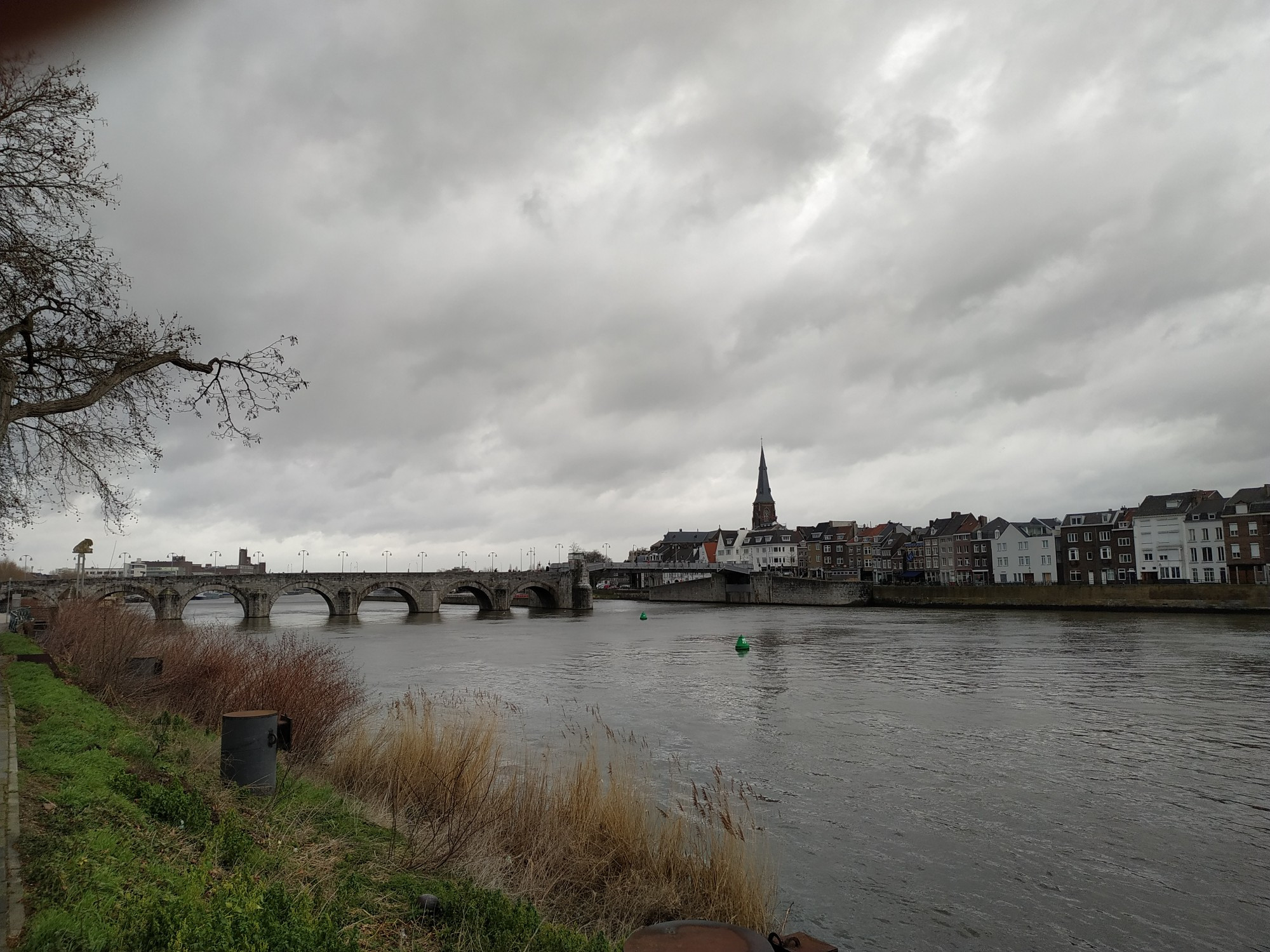 Маастрихт. Вид на реку Маас и мост Святого Серватия. (13.03.2019)