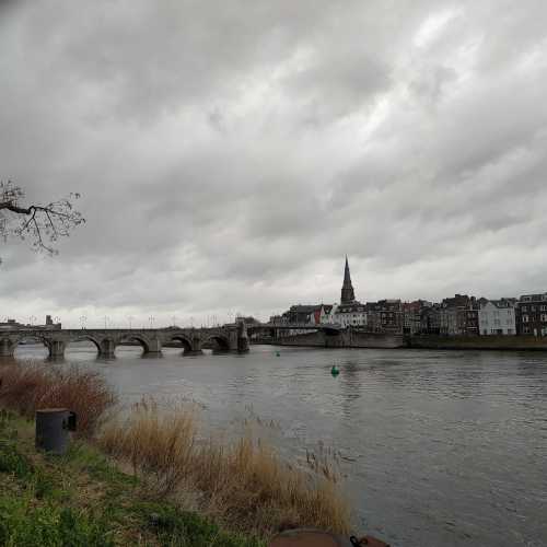 Маастрихт. Вид на реку Маас и мост Святого Серватия. (13.03.2019)