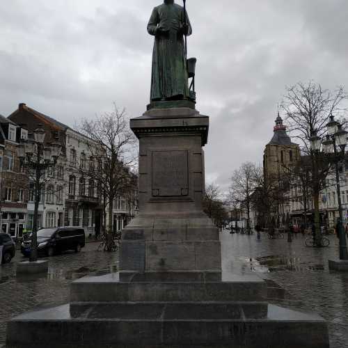 Маастрихт. Памятник на углу Рыночной площади. (13.03.2019)