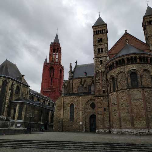 Маастрихт. Вид на Церковь Святого Иоанна и Базилику Святого Серватия с площади Врейтхоф. (13.03.2019)