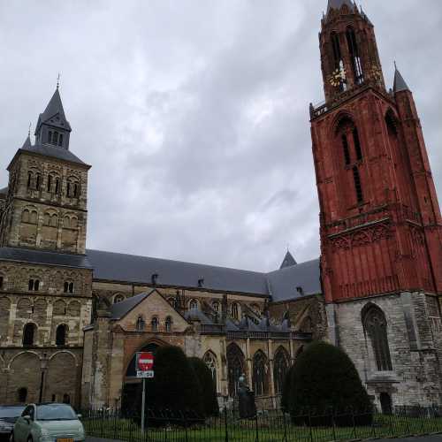Маастрихт. Башня Церкви Святого Иоанна и Базилика Святого Серватия. (13.03.2019)