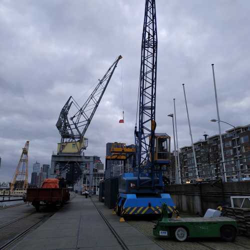 Роттердам. Экспозиция портовой техники на набережной гавани Лёвехавен. (16.03.2019)