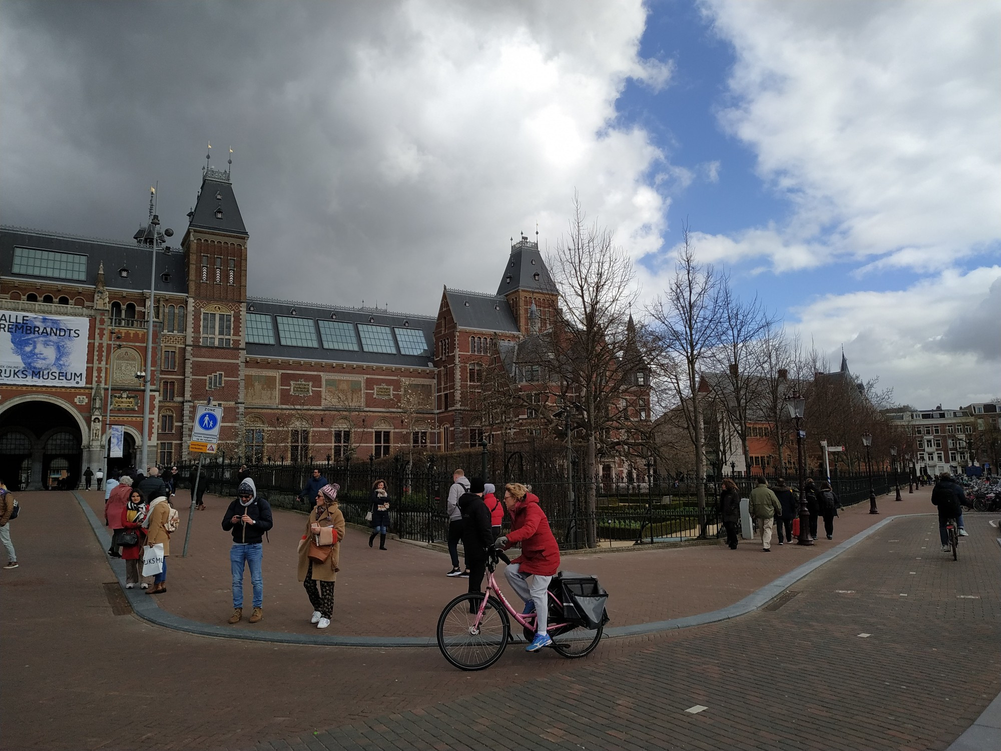Амстердам. Около здания Рейксмузея. (18.03.2019)