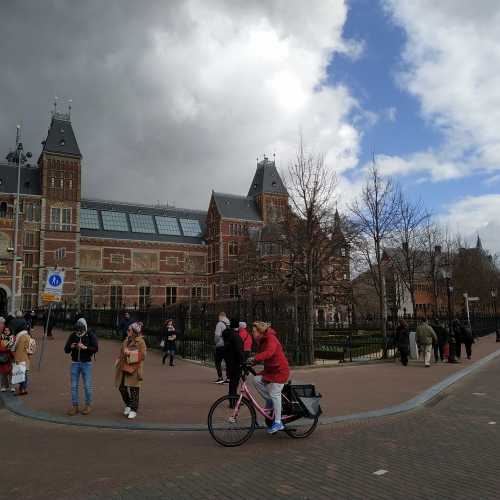 Амстердам. Около здания Рейксмузея. (18.03.2019)