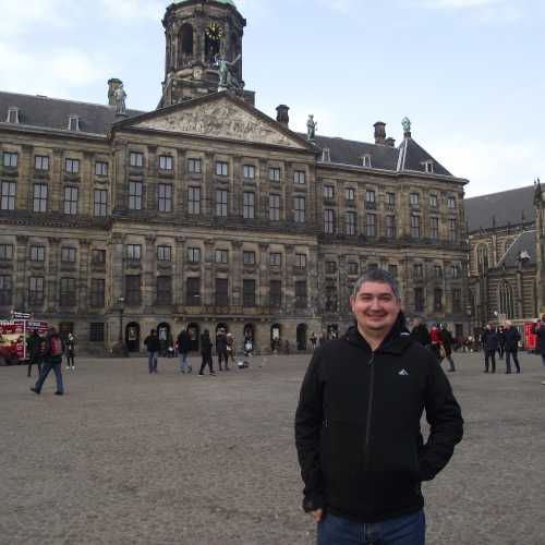 Амстердам. Я на фоне Королевского дворца. (09.01.2018)