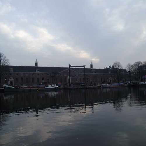 Амстердам. Вид на реку Амстел и художественную галерею Hermitage Amsterdam. (09.01.2018)
