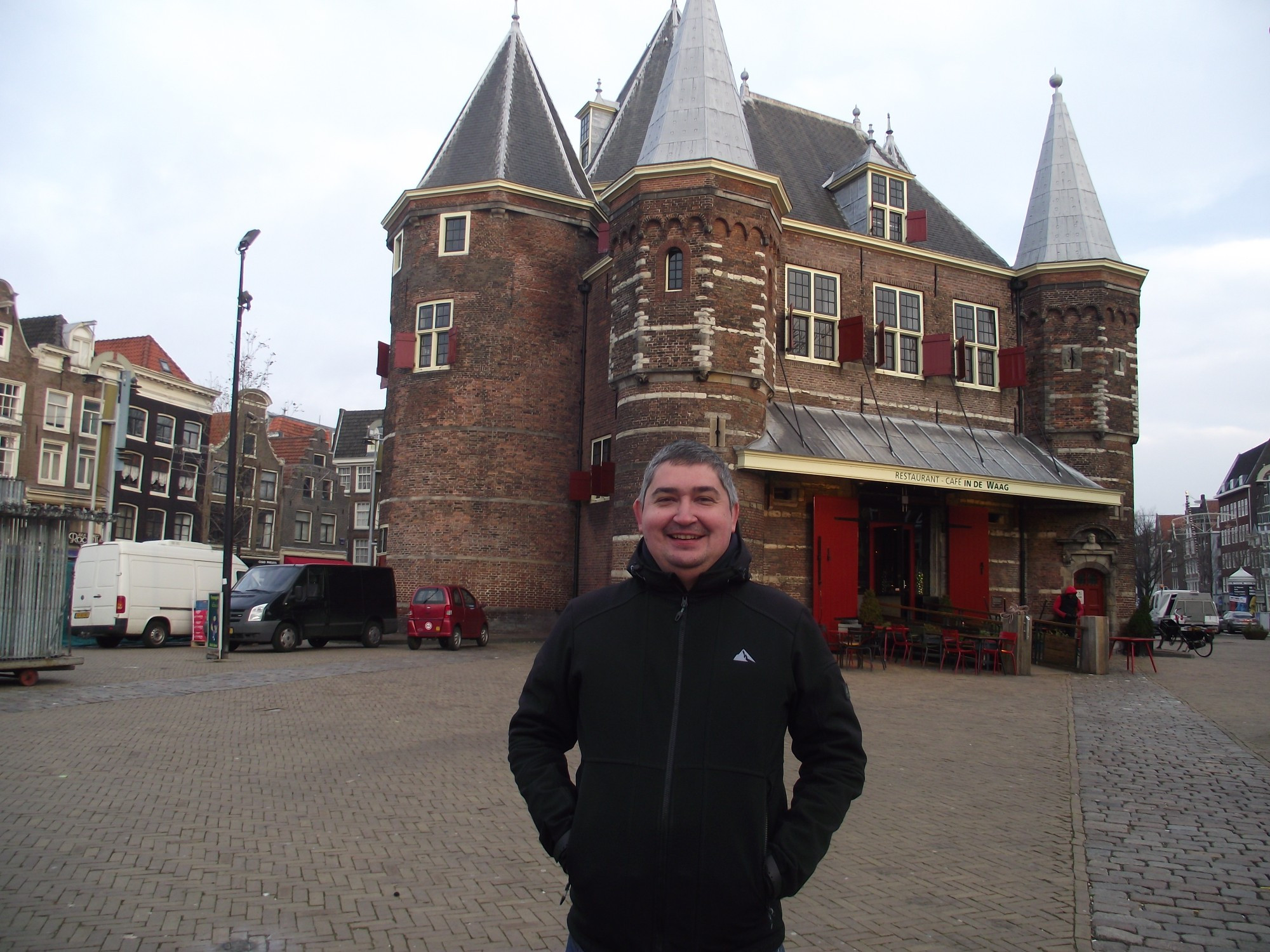 Амстердам. Я на фоне здания Палаты Весов. (09.01.2018)