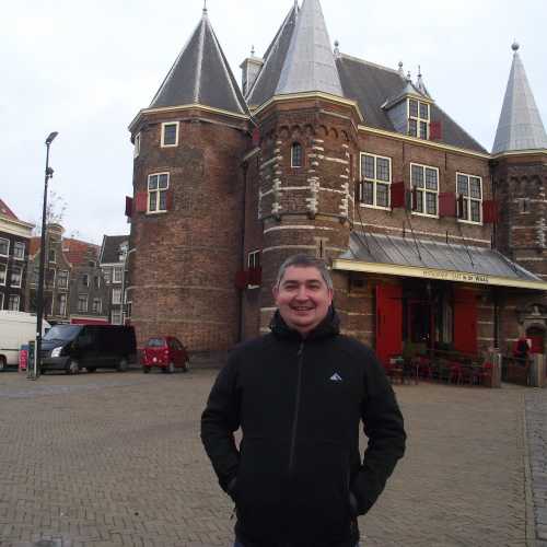 Амстердам. Я на фоне здания Палаты Весов. (09.01.2018)