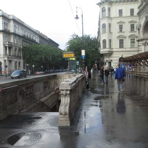 Будапешт. Вход в одну из станций старейшей в континентальной Европе линии метро. (14.09.2014)