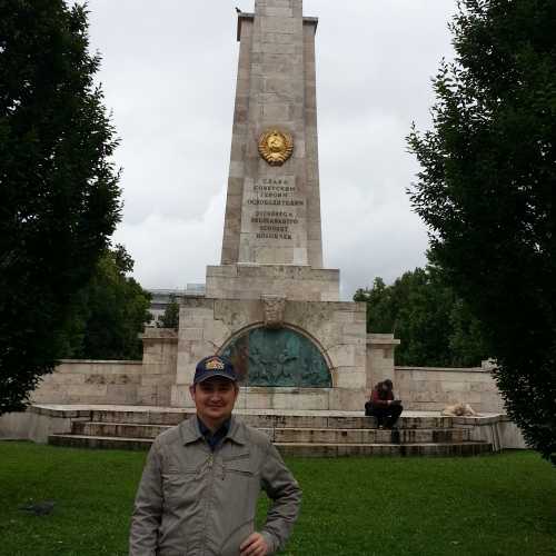 Будапешт. Я у памятника Советским воинам-освободителям. (14.09.2014)