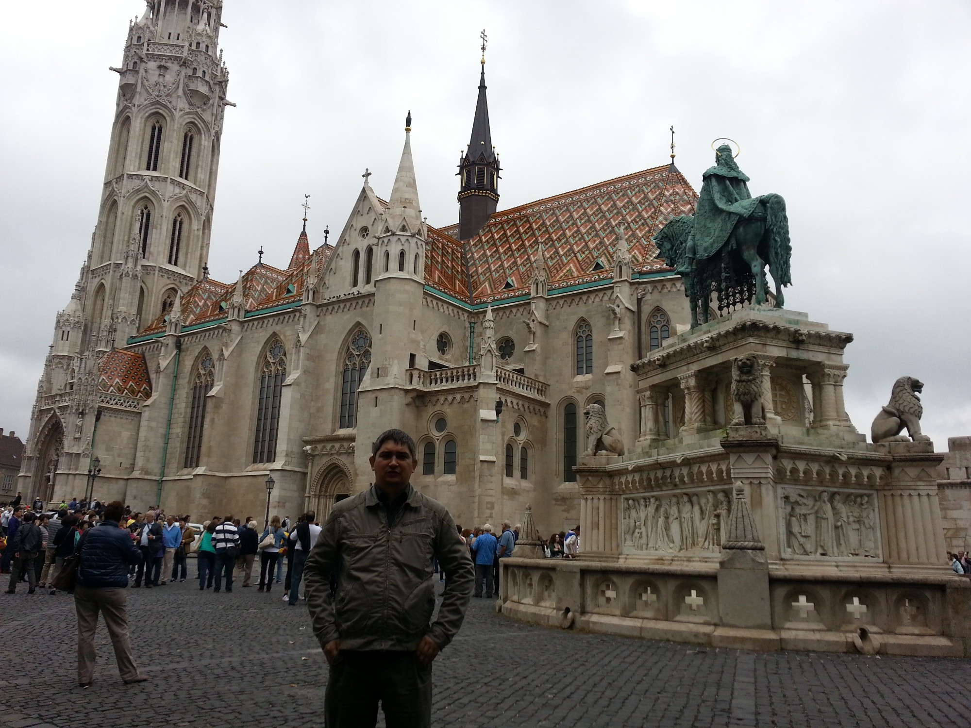 Будапешт. Я у Собора Святого Матьяша и памятника Святому Стефану. (15.09.2014)