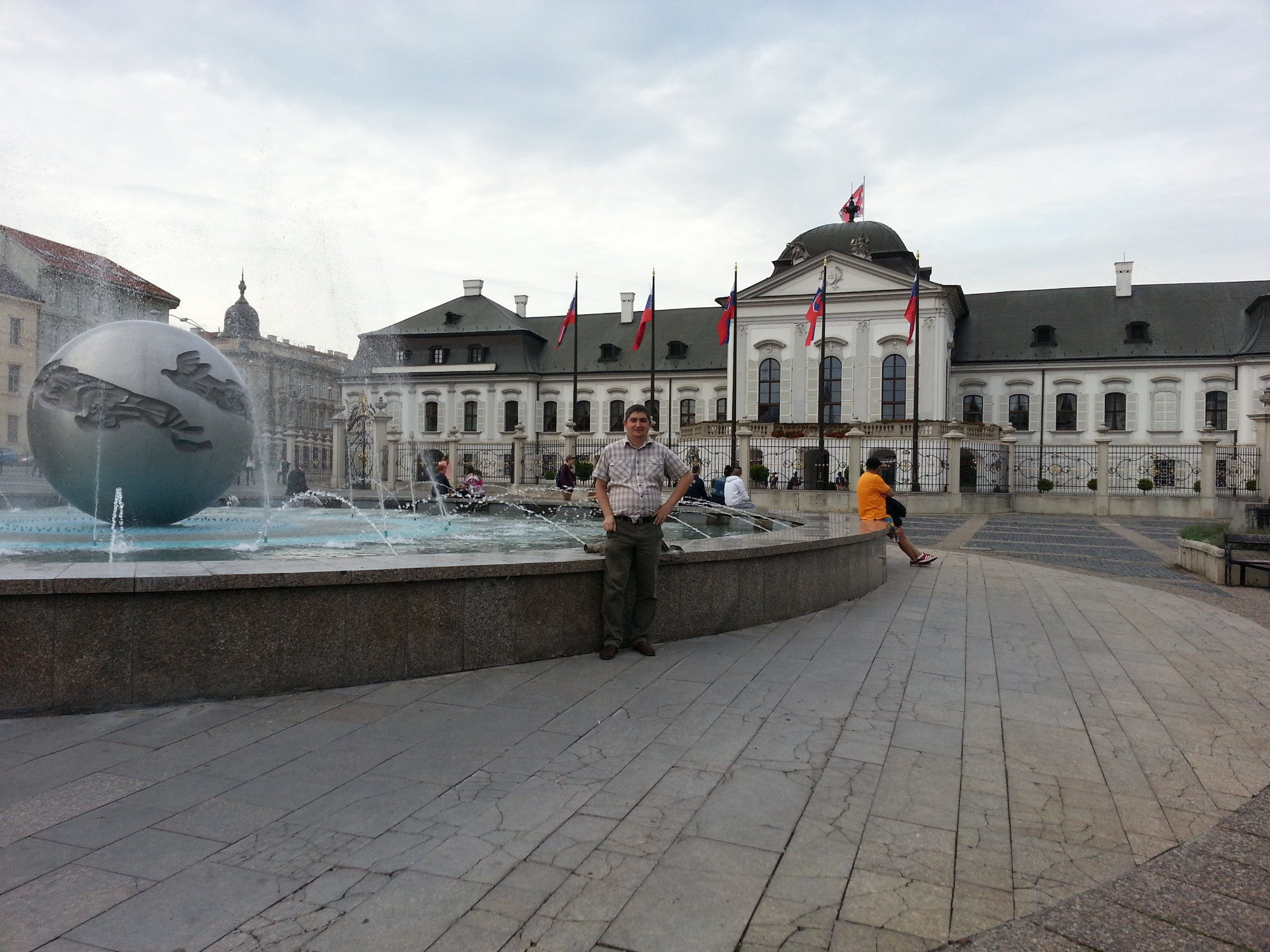 Братислава. Я у Дворца Грассалковича и фонтана Мира. (16.09.2014)