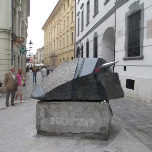 Братислава. Монумент Камень KORZO. (16.09.2014)