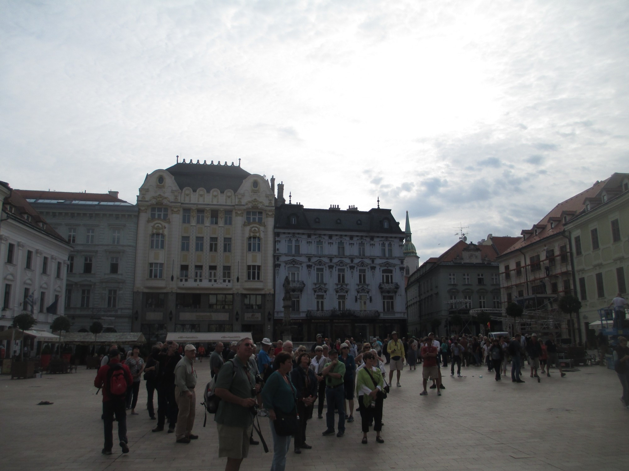 Братислава. Туристы на Главной площади. (16.09.2014)