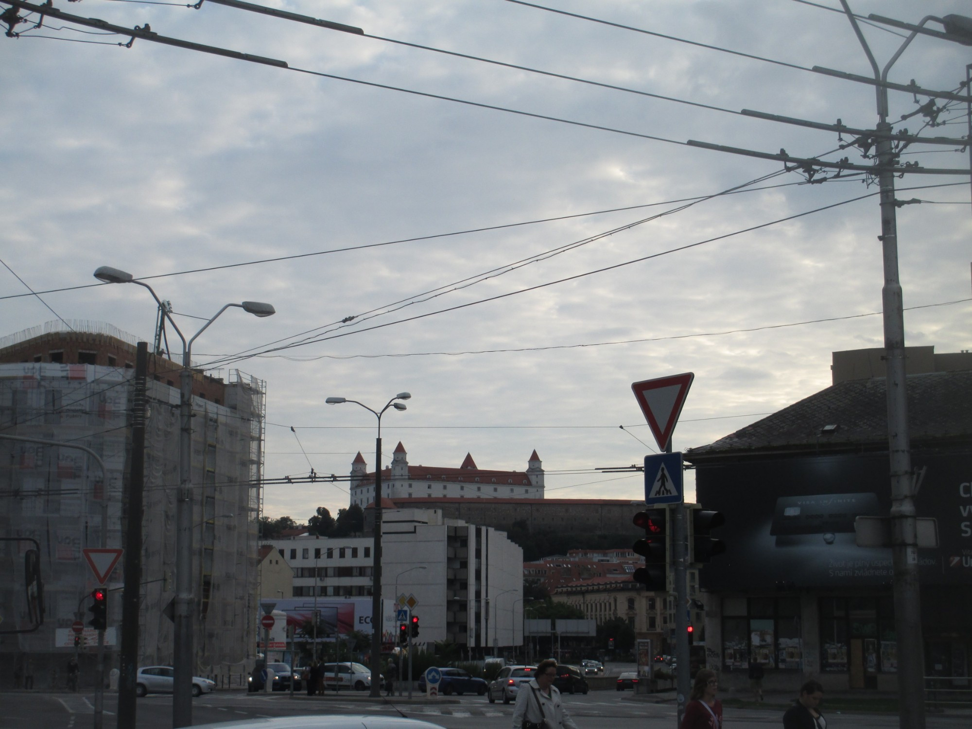 Братислава. Вид на Братиславский Храд от площади Ходжи. (16.09.2014)