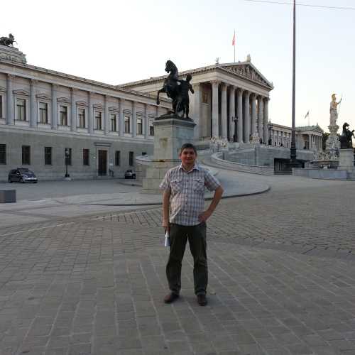 Вена. Я у здания Парламента. (17.09.2014)