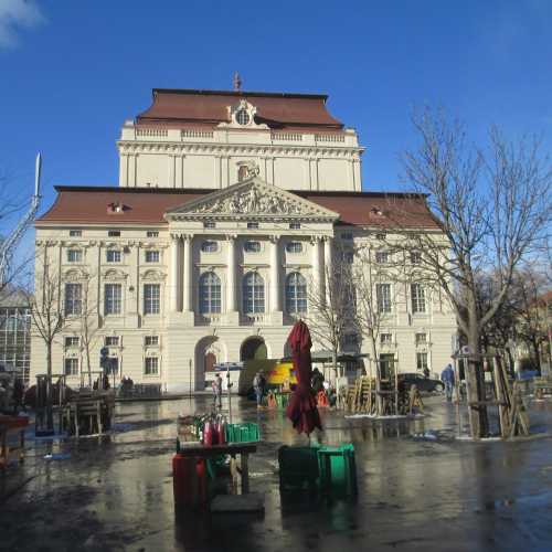 Грац. Рынок на площади Кайзер-Йозеф-платц и здание Оперы. (05.01.2017)