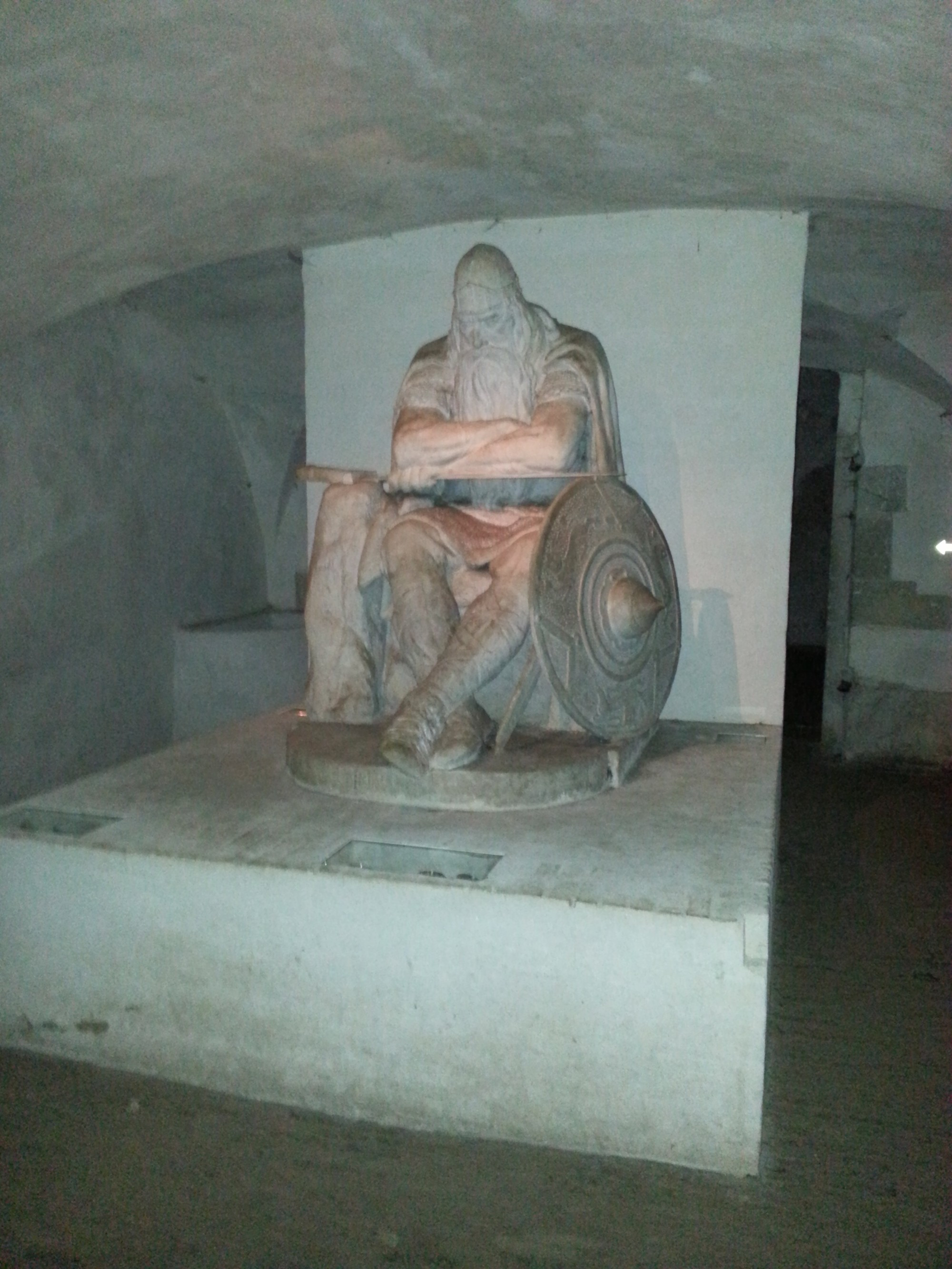 Хельсингёр. Замок Кронборг. Подземелье. Статуя Хольгер Данске. (14.07.2013)