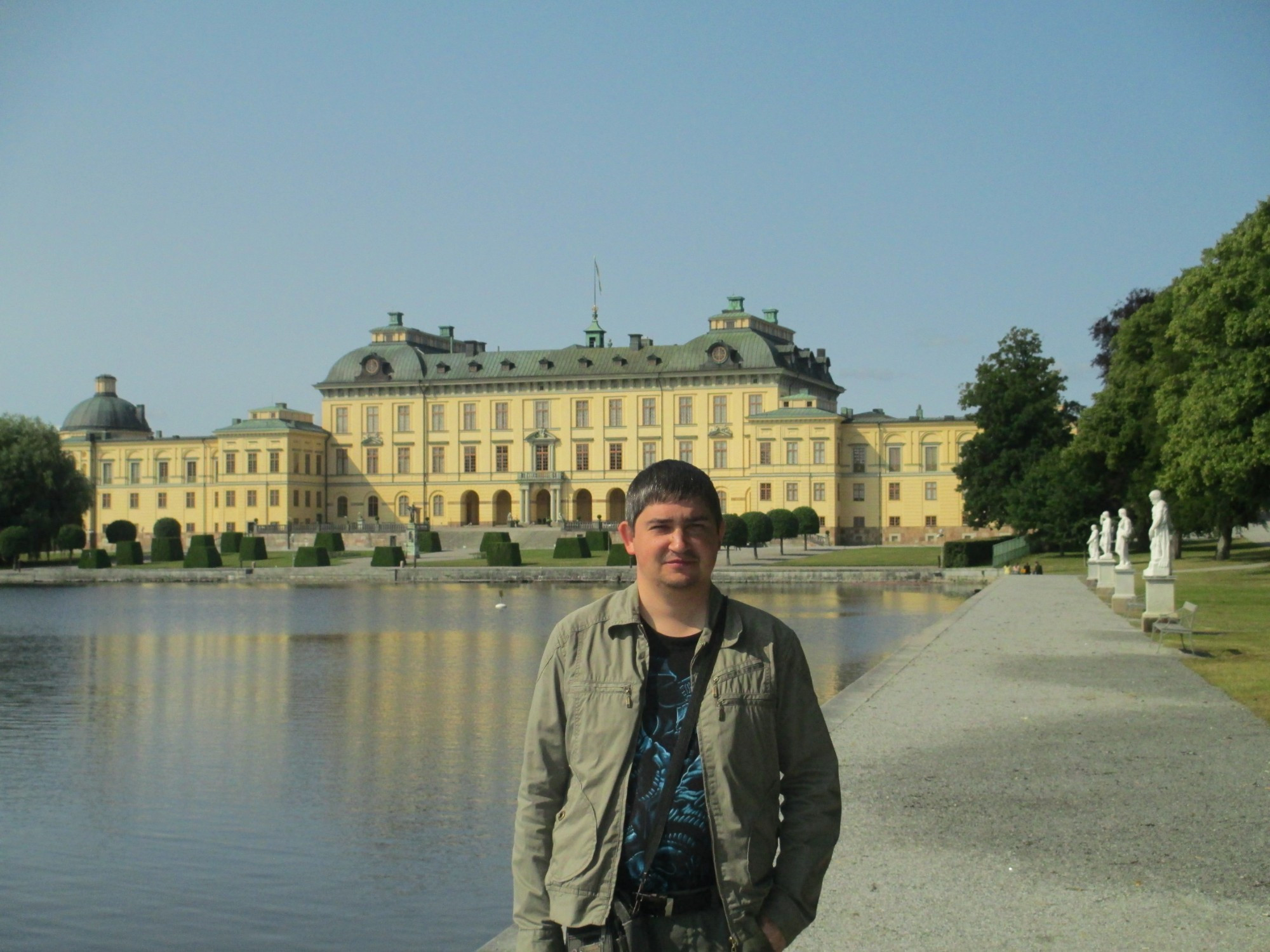 Стокгольм. Я на фоне дворца Дроттнингхольм. (12.07.2013)