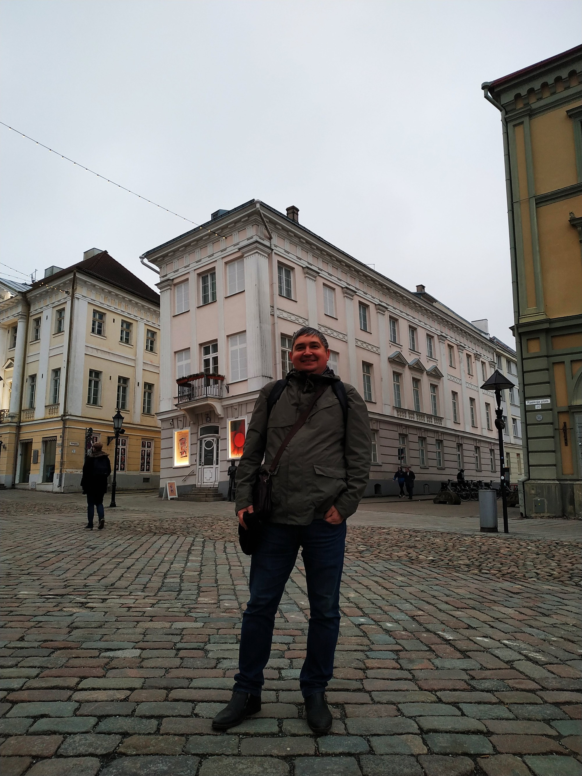 Тарту. Я на фоне «Падающего дома». (21.12.2019)