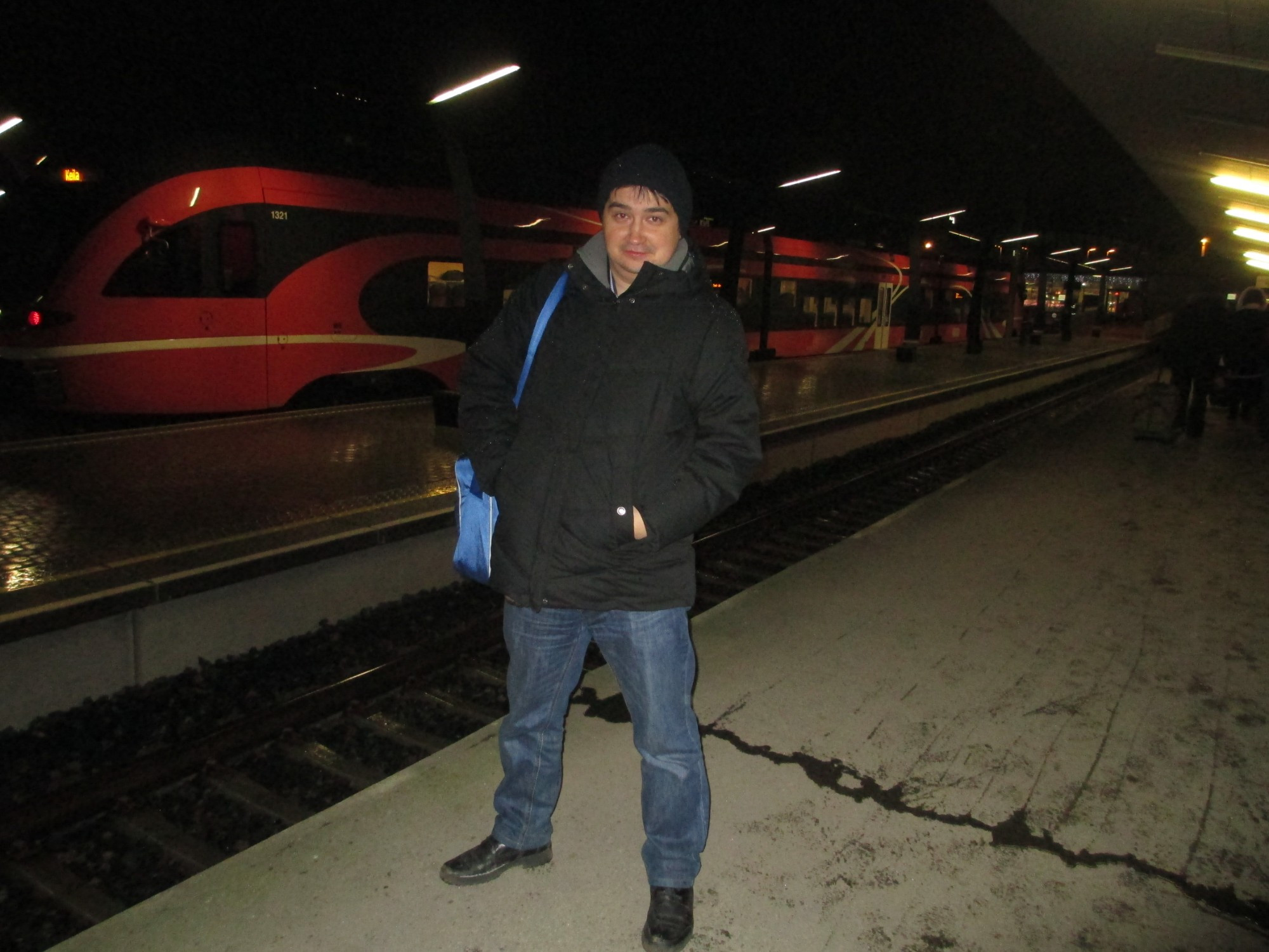 На железнодорожном вокзале в Таллине. (20.12.2013)
