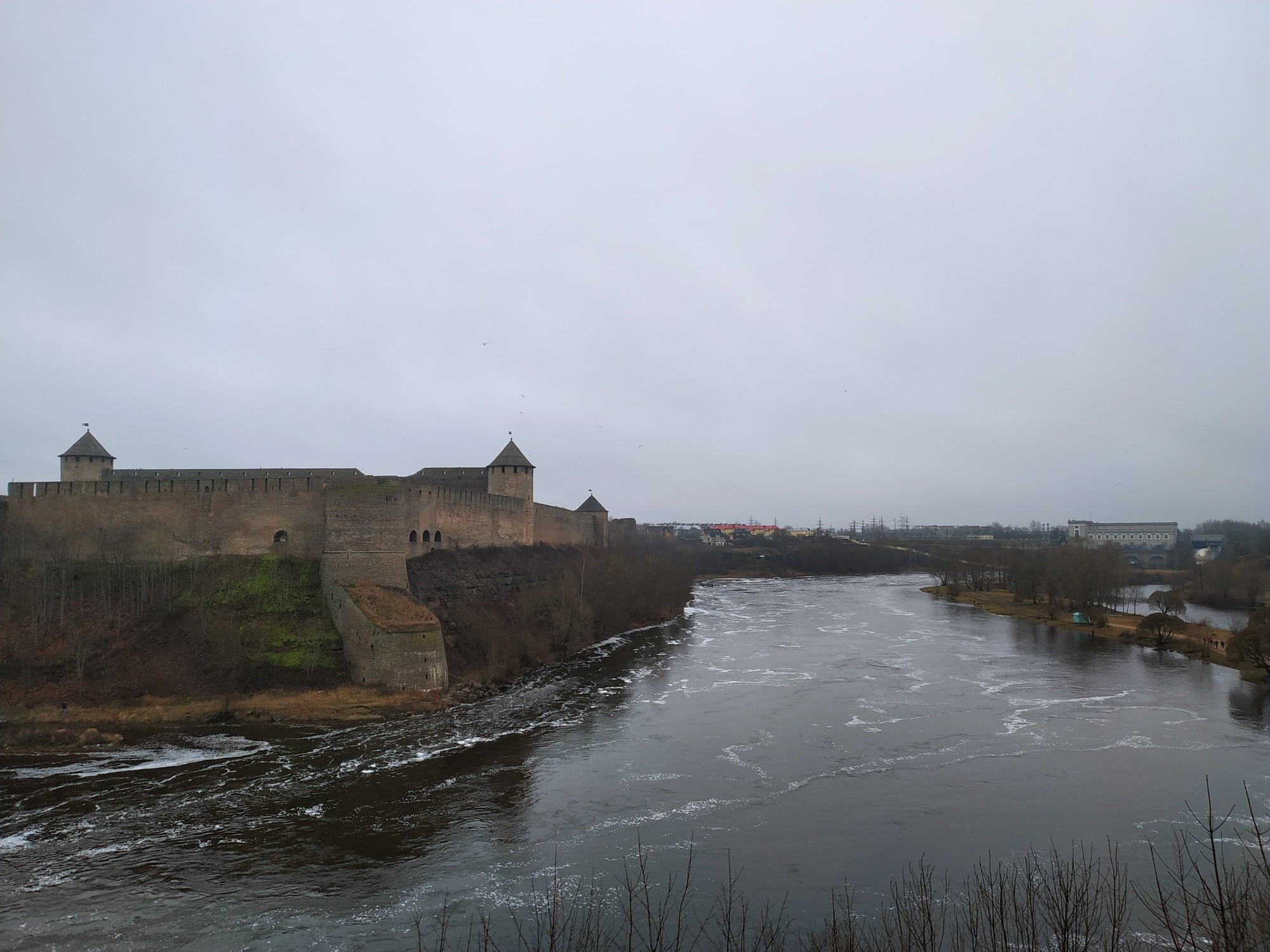Нарва. Вид из Нарвского замка на Ивангородскую крепость. (22.12.2019)