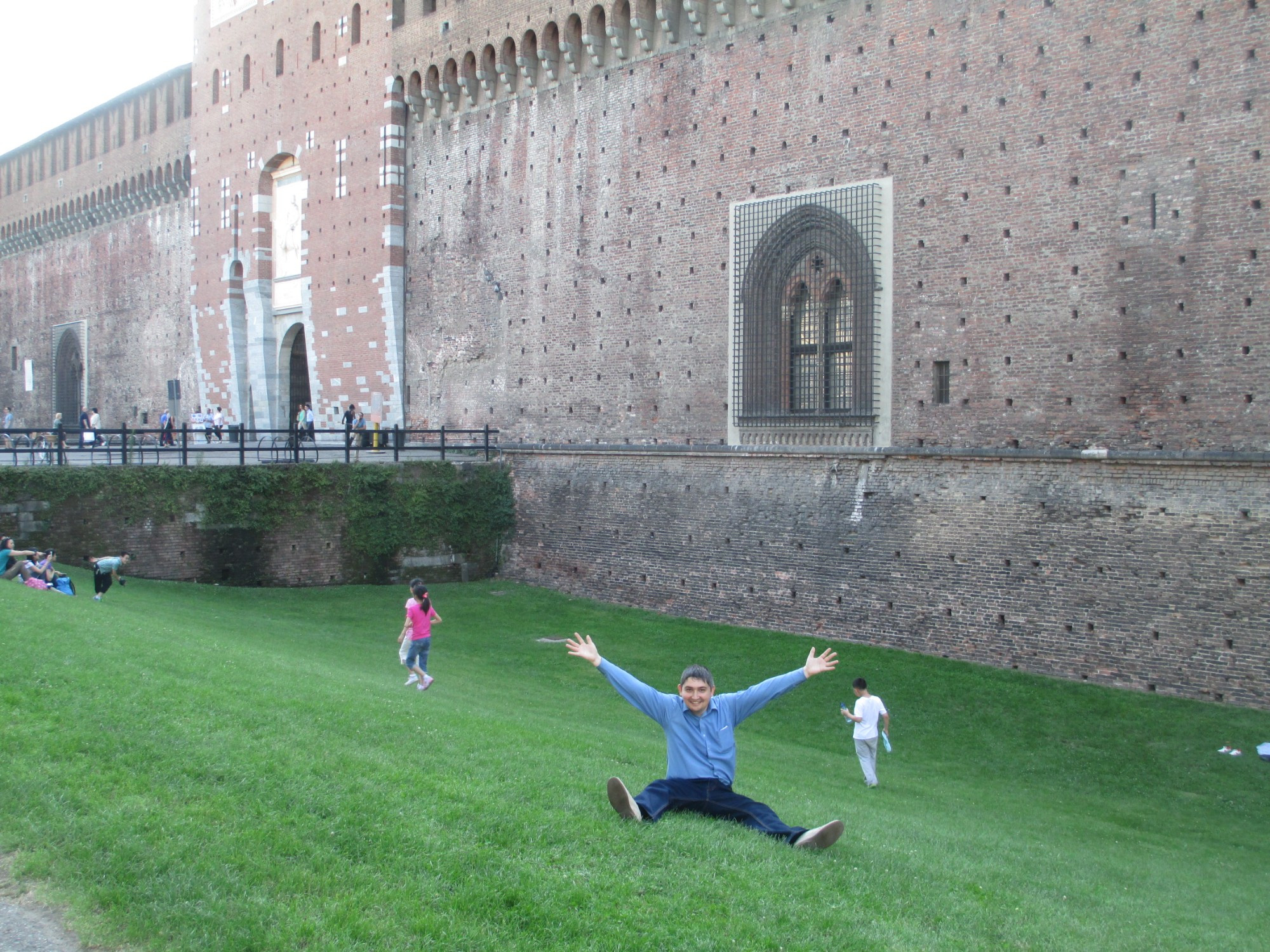Милан. Я у замка Сфорца. (05.07.2014)