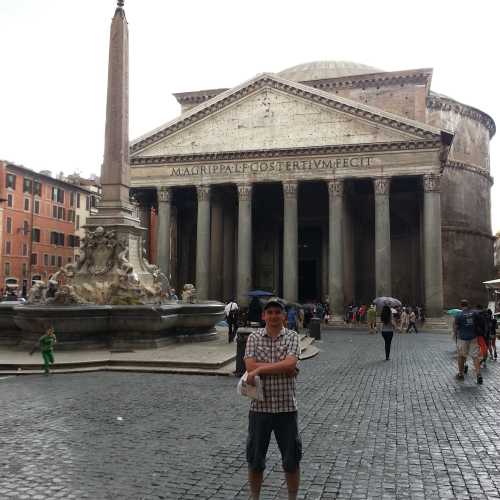 Рим. Я на фоне Пантеона. (10.07.2014)